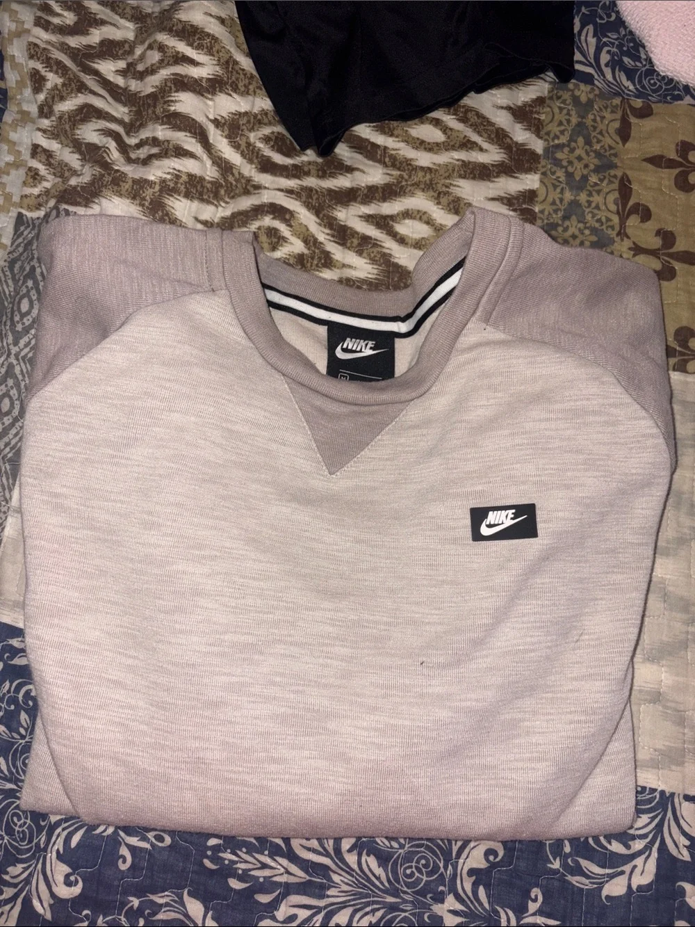 Nike Men’s Crewneck Sweatshirt in Heather Gray with Dark Gray Raglan Sleeves